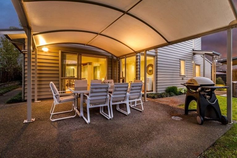 Photo of property in 14 English Oak Drive, Schnapper Rock, Auckland, 0632