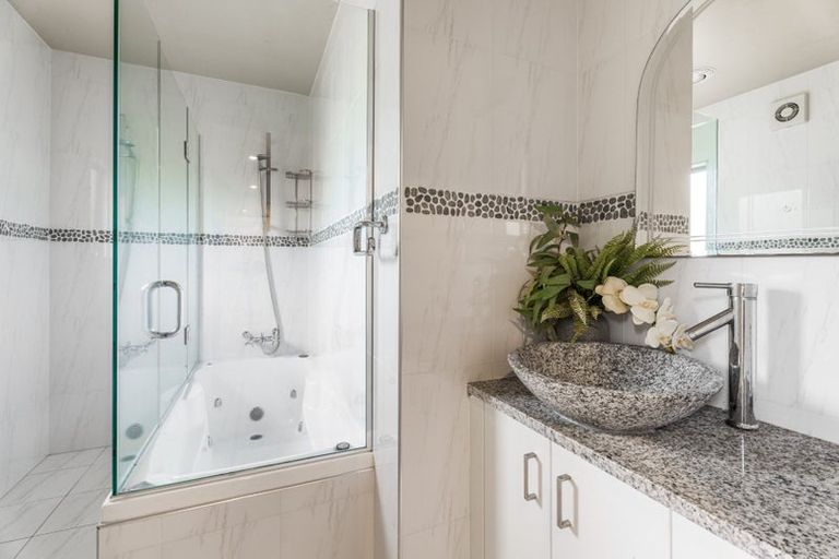 Photo of property in 71 Kittiwake Drive, Schnapper Rock, Auckland, 0632