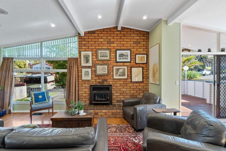 Photo of property in 11 Arosa Place, Forrest Hill, Auckland, 0620