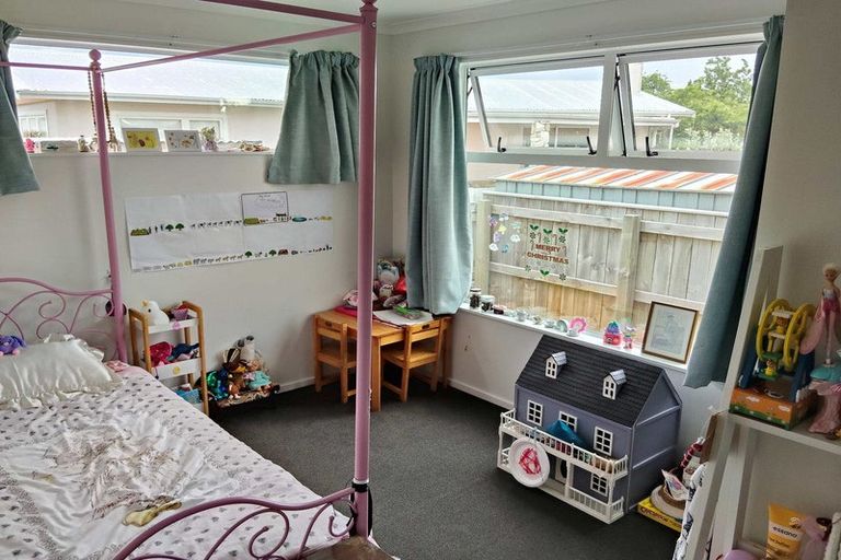 Photo of property in 10 Cohen Place, Milson, Palmerston North, 4414