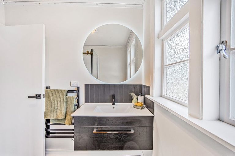 Photo of property in 115 Sunnyside Road, Sunnyvale, Auckland, 0612