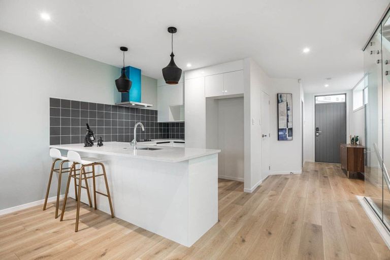 Photo of property in 6/10 Vinifera Place, Fairview Heights, Auckland, 0632