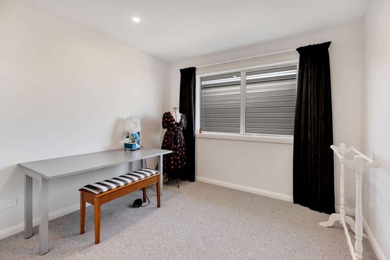 Photo of property in 1 Corsica Court, Fitzherbert, Palmerston North, 4410