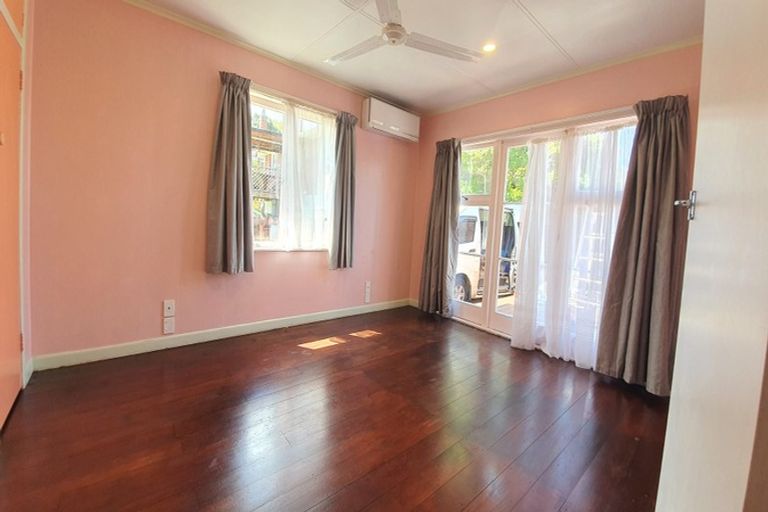 Photo of property in 25 Fruitvale Road, New Lynn, Auckland, 0600