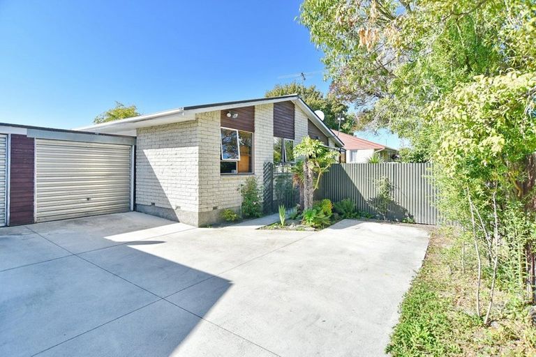 Photo of property in 32 Prestons Road, Redwood, Christchurch, 8051