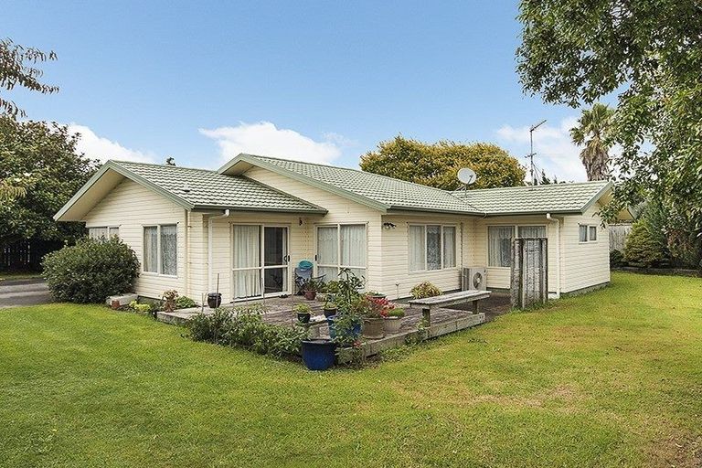 Photo of property in 8a Sandspit Road, Waiuku, 2123