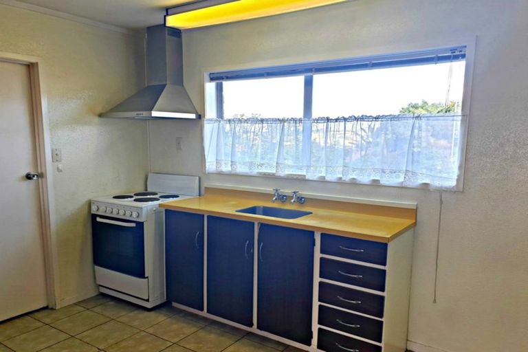 Photo of property in 2/52 Makora Road, Massey, Auckland, 0614