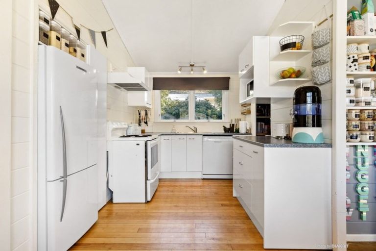 Photo of property in 13 Thurleigh Grove, Karori, Wellington, 6012