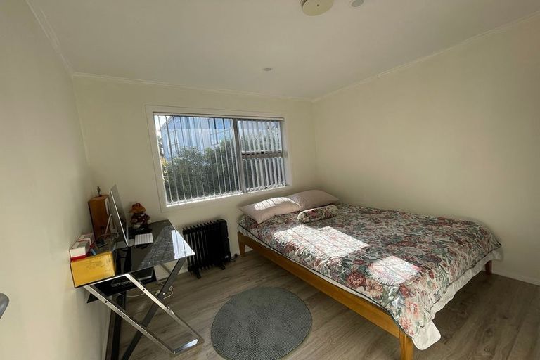 Photo of property in 42 Cyclarama Crescent, Massey, Auckland, 0614