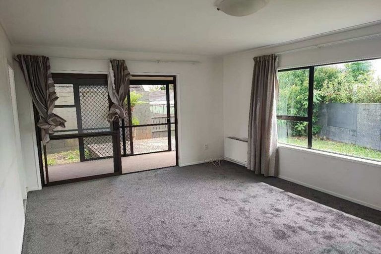 Photo of property in 2/24 Frank Evans Place, Henderson, Auckland, 0610