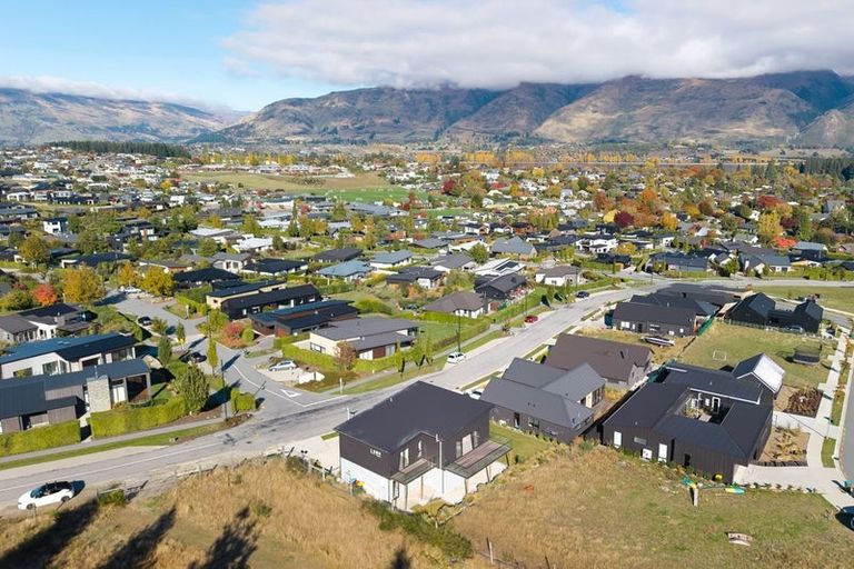 Photo of property in 60 Kirimoko Crescent, Wanaka, 9305