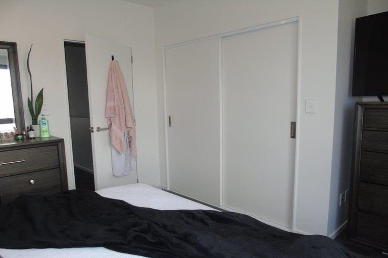 Photo of property in 62u3 Spenmoor Street, Newlands, Wellington, 6037