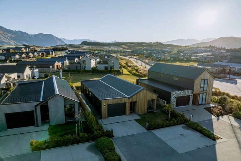Photo of property in 5 Matakanui Lane, Wanaka, 9305