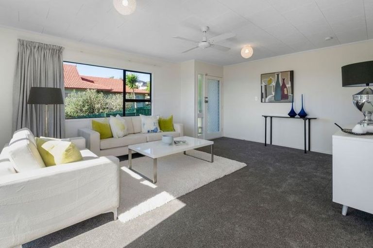 Photo of property in 16 Santiago Crescent, Unsworth Heights, Auckland, 0632