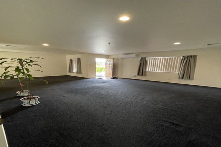 Photo of property in 34 Ginders Drive, Massey, Auckland, 0614