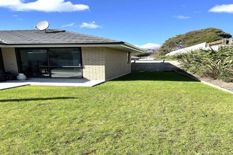 Photo of property in 17 Mooring Close, Whitby, Porirua, 5024