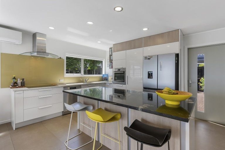 Photo of property in 2/46 Sunset Road, Unsworth Heights, Auckland, 0632