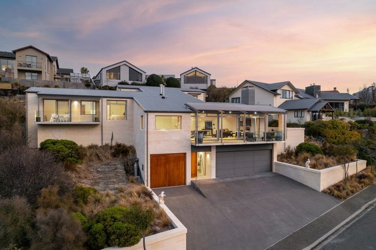Photo of property in 4 Elizabeth Place, Kelvin Heights, Queenstown, 9300