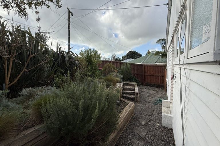 Photo of property in 24 Banks Street, Marfell, New Plymouth, 4310
