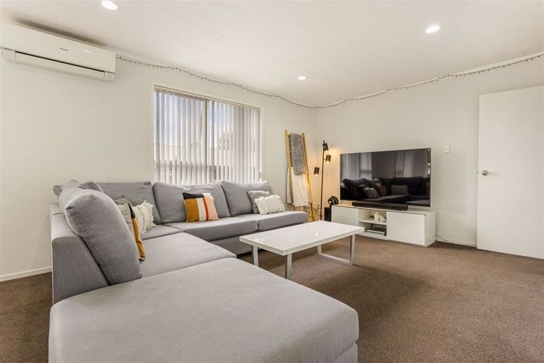 Photo of property in 98 Reynella Drive, Massey, Auckland, 0614