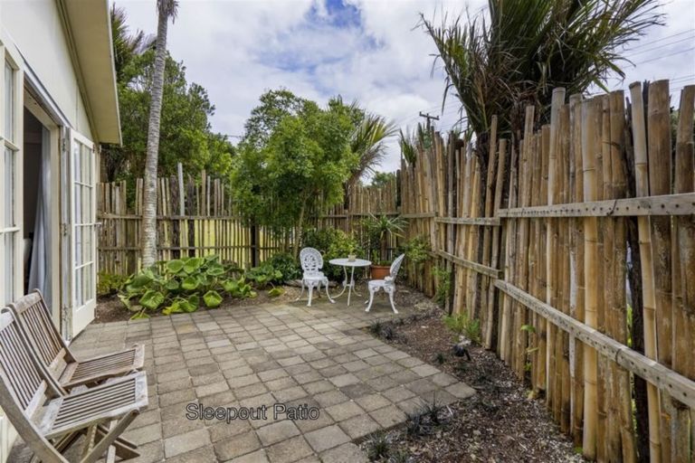 Photo of property in 39 Glenesk Road, Piha, New Lynn, 0772