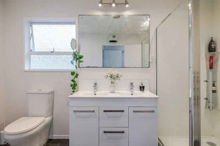 Photo of property in 86 Wikiriwhi Crescent, Awapuni, Palmerston North, 4412