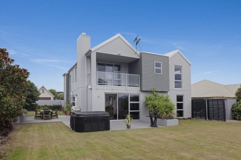 Photo of property in 31 Linkwater Way, Parklands, Christchurch, 8083
