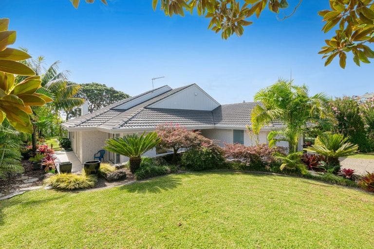 Photo of property in 11 Elgin Place, Red Beach, 0932