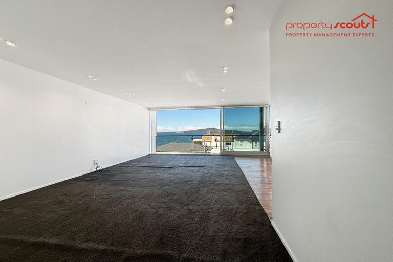 Photo of property in Seaview Apartments, 11/64 Milford Road, Milford, Auckland, 0620