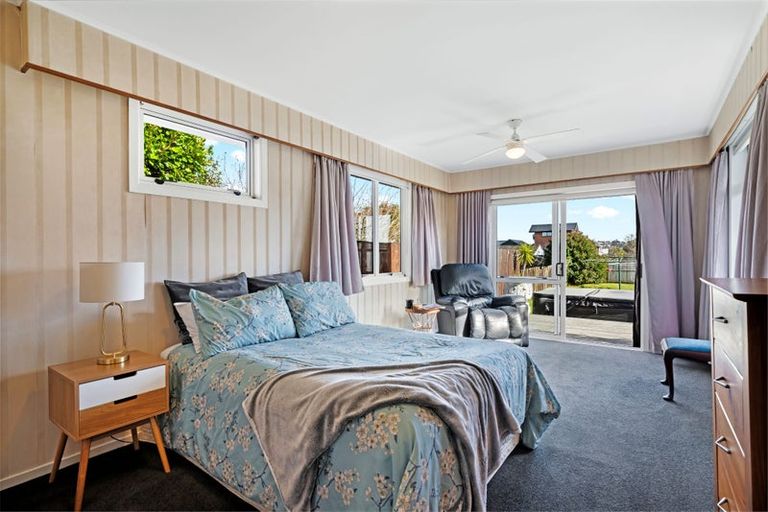 Photo of property in 4 Rixon Place, Te Atatu Peninsula, Auckland, 0610