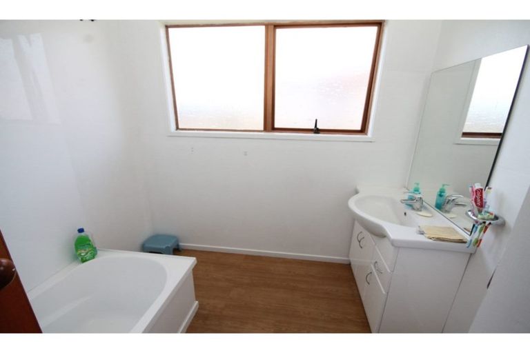 Photo of property in 14 Heathdale Crescent, Papakura, 2110