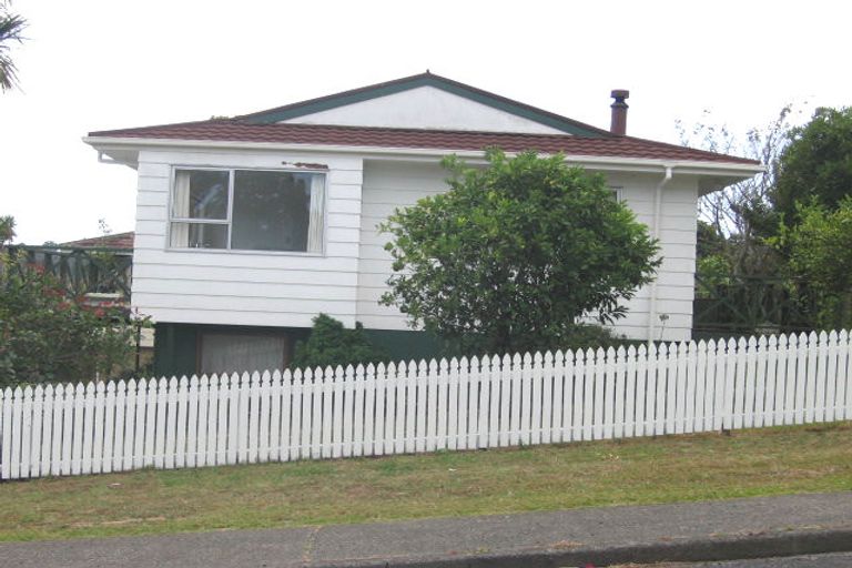 Photo of property in 2/11 Morriggia Place, Bayview, Auckland, 0629