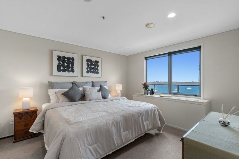 Photo of property in 72 Devonport Road, Tauranga, 3110