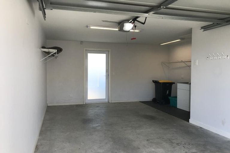 Photo of property in 11a Pinkerton Grove, Newlands, Wellington, 6037