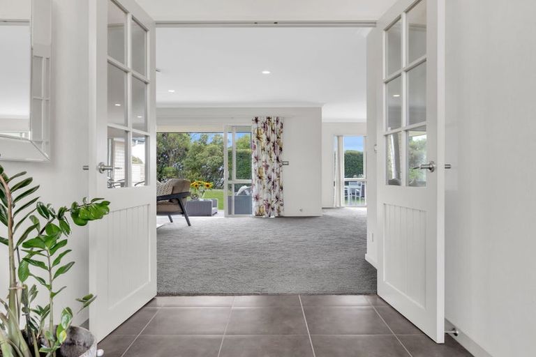 Photo of property in 9 Portofino Point, Karaka, Papakura, 2113