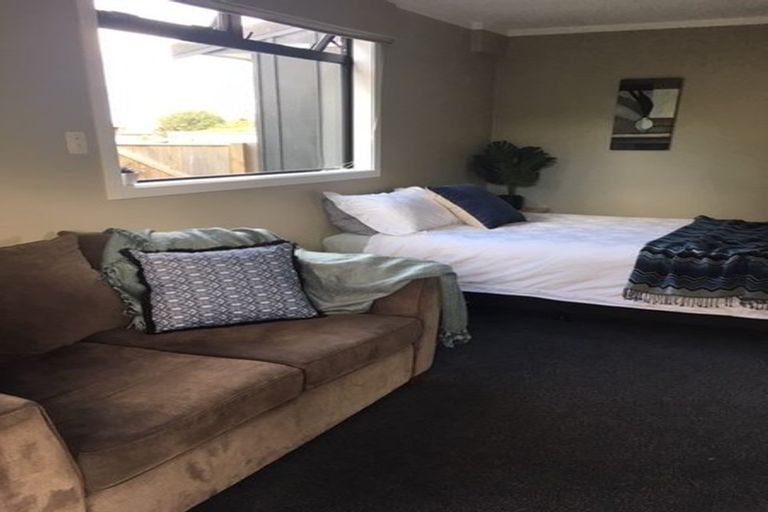 Photo of property in 2/26 Ridge Road, Waiake, Auckland, 0630