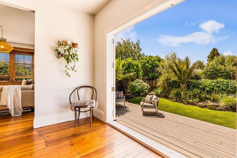 Photo of property in 5 Kotuku Street, Te Atatu Peninsula, Auckland, 0610