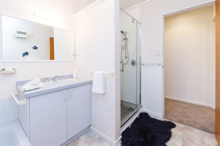 Photo of property in 140 Ruapehu Drive, Fitzherbert, Palmerston North, 4410
