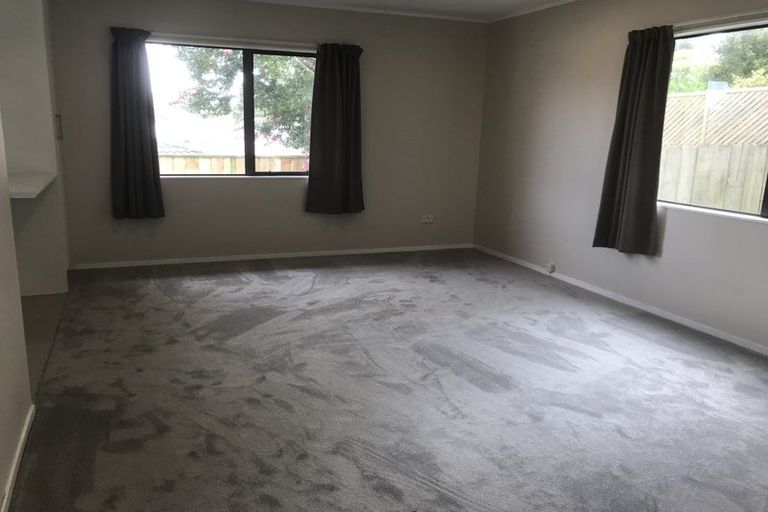 Photo of property in 17 St Catherine Crescent, West Harbour, Auckland, 0618