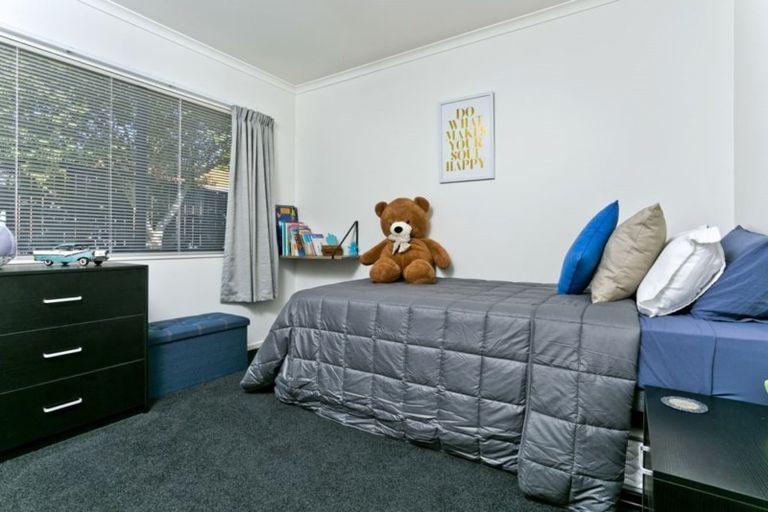 Photo of property in 15 Thornbill Rise, Unsworth Heights, Auckland, 0632