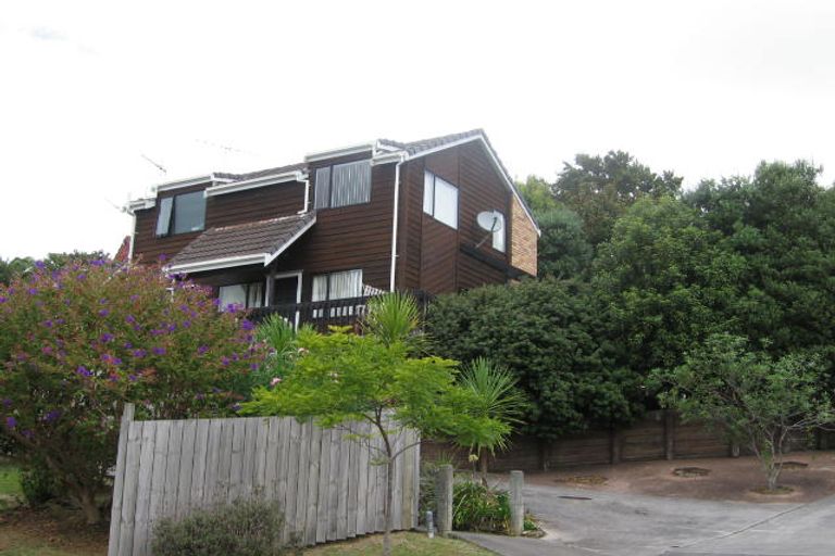 Photo of property in 2/10 Helicon Place, Totara Vale, Auckland, 0629