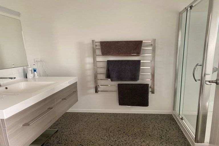 Photo of property in 2 Hooton Drive, Kumeu, 0810