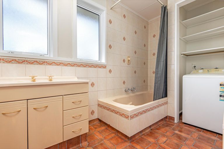 Photo of property in 18 Acacia Street, Kelvin Grove, Palmerston North, 4414