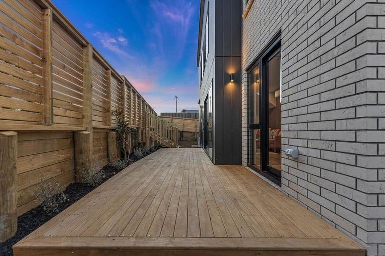 Photo of property in 98a Royal Road, Massey, Auckland, 0614