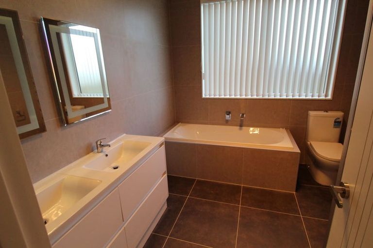 Photo of property in 17 Grove Way, Riverhead, 0820