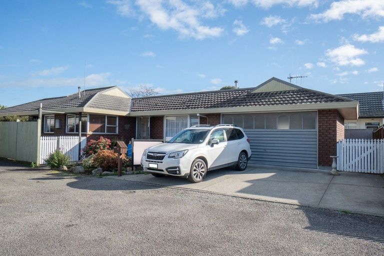 Photo of property in 8 Edgecombe Court, Roslyn, Palmerston North, 4414