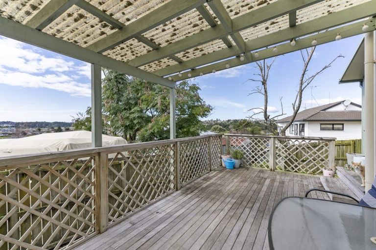 Photo of property in 11 Mannikin Place, Unsworth Heights, Auckland, 0632