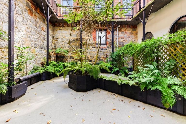 Photo of property in 4/5 Jetty Street, Dunedin Central, Dunedin, 9016