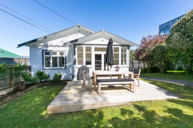 Photo of property in 16 Ranui Crescent, Khandallah, Wellington, 6035