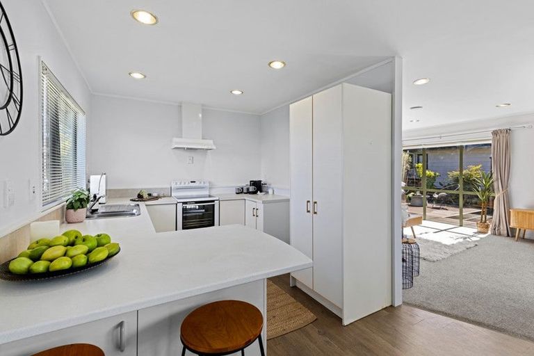 Photo of property in 18 Edgeworth Road, Glenfield, Auckland, 0629